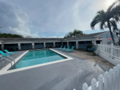 โรงแรมฮอลลีวู้ดการ์เดนส์ อินน์ แอนด์ สวีทส์