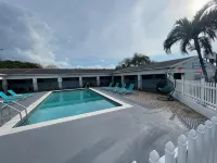 Hollywood Gardens Inn & Suites Hotels near West Lake Trail