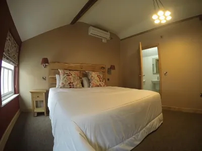 The Feathers Hotels in Расін