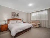 Cotswold Gardens Hotels in Armidale
