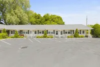 Glass House Inn Erie Near I-90 & I-79 Hotels near Erie International Airport