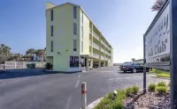 Oceanfront Studio - “also can’t get closer to the beach” View, comfy and clean!