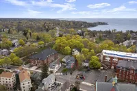 Artful Escape • Minutes to Salem, Beach and Train to Boston • Private Parking
