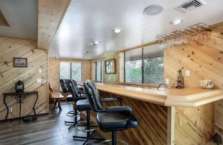 Wifi, Hot Tub, Zip Line, Fire Pit, Huge Patio, Deck, Balcony & Clubhouse Garage