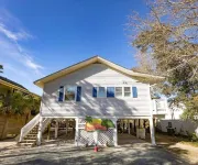 Island In This Dream: Family & Dog Friendly Home on Oak Island! Hotels in Brunswick County