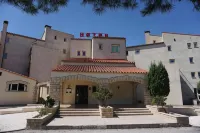 Le Neoulous Hôtels à proximité de : Château d'Aubiry