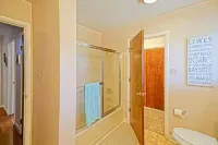 Lewes Beach Retreat 2 Minute Walk to Bay! 케이프 헨로펜 주립공원 주변 호텔