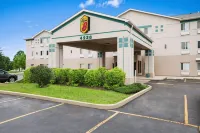 Super 8 by Wyndham Aurora/Naperville Area Hotel dekat Paramount Theatre