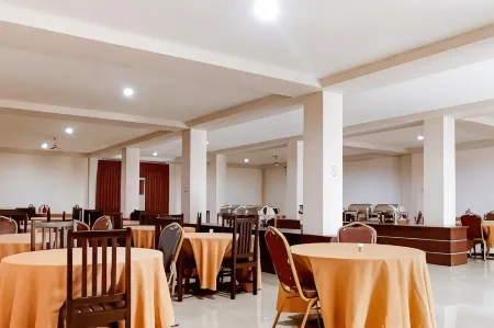 RedDoorz Plus at Hotel Lestari Karema Mamuju Отели в г. Мамаджу