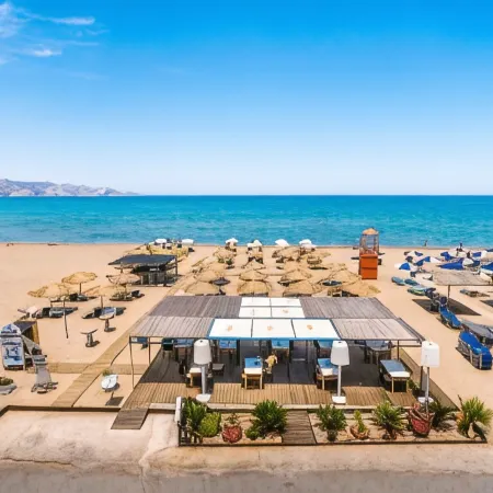 Ermis Luxury Suites & Apartments Отели рядом с достопримечательностью «Пляж Амудара»