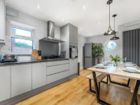 Kingston Road House by Redwood Stays Hotels in Camberley