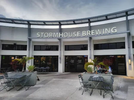 Ocean Waves Escape! An Upscale Poolside Retreat!