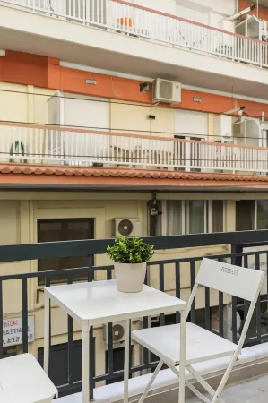 Boat House - Near Papafi Metro Station Отели в г. Пилеа-Хортач