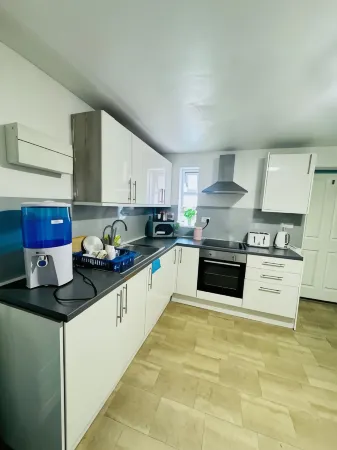 OYO Unique Private Rooms - Bolton Central, Free Parking Отели в г. Бромли Кросс