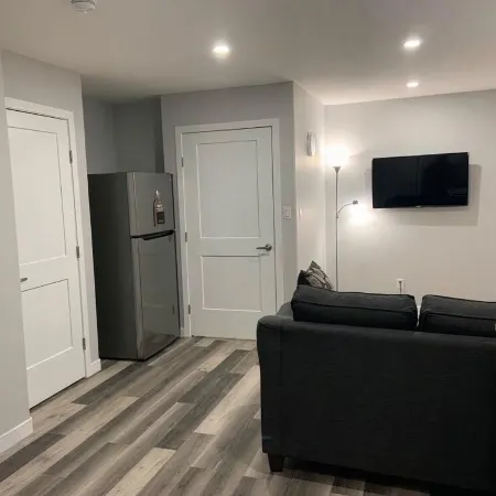 Guest Suite in Regina - Queen Bed