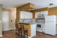 New Luxurious and Cozy top floor Condo , wifi  and close to the airport. Hotels in Anchorage
