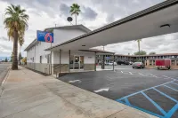 Studio 6 Suites San Bernardino, CA - parking