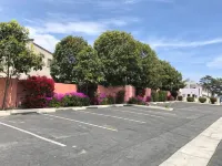 Pacific Inn - parking