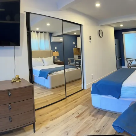 SIESTA KEY, BLUE ROMANTIC DREAM! 100 FEET TO THE  BEACH!