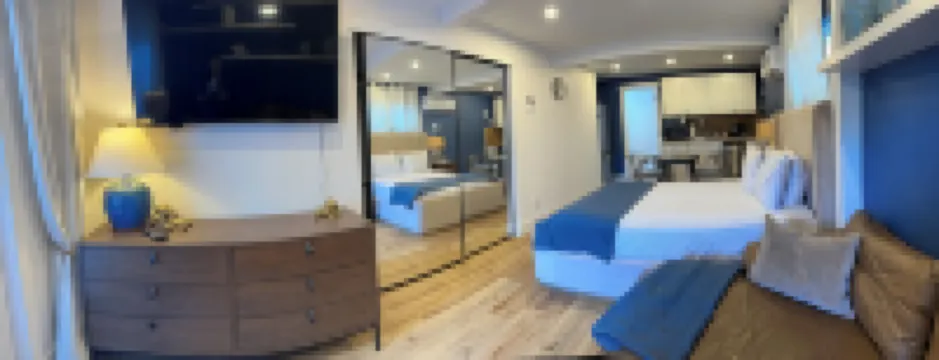SIESTA KEY, BLUE ROMANTIC DREAM! 100 FEET TO THE  BEACH!
