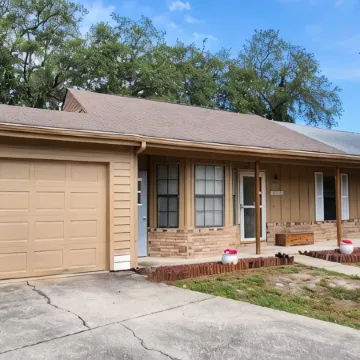 New King Bed in Spacious Ridge Manor Villa with BBQ, Screened Lanai, and Views