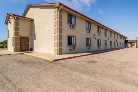 Motel 6 Brighton CO Denver Northeast Отели рядом с достопримечательностью «Парк штата Барр Лейк»
