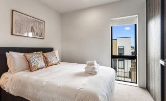 Fresh Grey Lynn 2Br Unit w Patio by Zodiak Stays