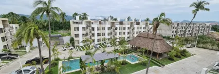 5 mins from beach and interesting places! Weekly and monthly discount available!