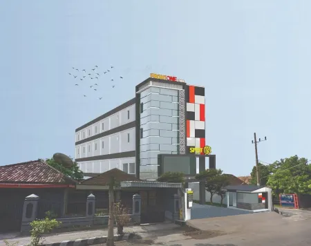 Front One Inn Kediri Отели в г. Кедири