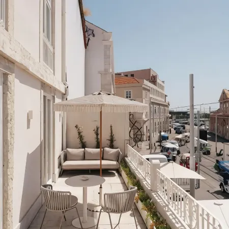 Lioz Hotel & Apartments Отели рядом с достопримечательностью «Лиссабонский собор»