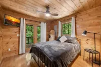 Mountain Views! Private Cabin, Firepit & Hot Tub, Fireplace--Dog Friendly! - Vuoristonäköala
