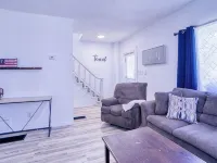 Come visit The Sunflower House! 4 bedrooms 2 baths in Ashtabula Harbor with WIFI Hotels in Ashtabula