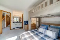 Amazing Views, Large Balcony, Hot Tub & Sauna, 3 beds, Cozy Condo in Big Sky!