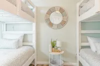 Charming updated Surfside home with firepit - only 2 min walk to the beach! - 무료 와이파이