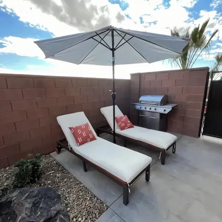 Entire Townhouse/Private Hot Tub/Pool/Gas Fire Pit