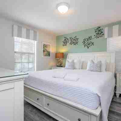 Majestic 8BR Oasis in ChampionsGate – Game Room, Home Theater, Near Disney! Rooms