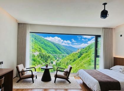 Ten miles of mountains and rivers light luxury B&B (Siguniang Mountain)