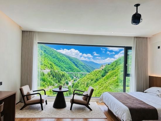 Ten miles of mountains and rivers light luxury B&B (Siguniang Mountain)