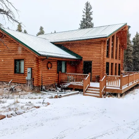Spacious cabin with hot tub in a nicely treed area, close to many attractions