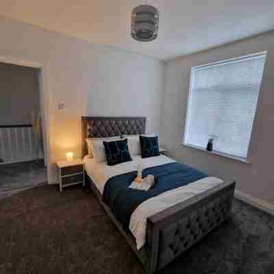 Less than 1 mile from City centre and racecourse. Pet friendly. Rooms