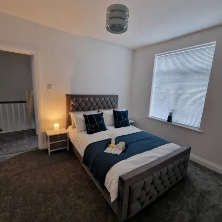 Less than 1 mile from City centre and racecourse. Pet friendly.
