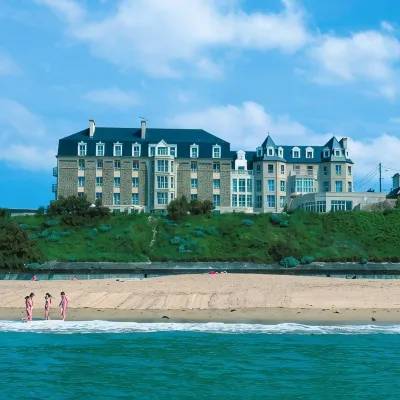 Residence Reine Marine Hotels near The Sculptured Rocks