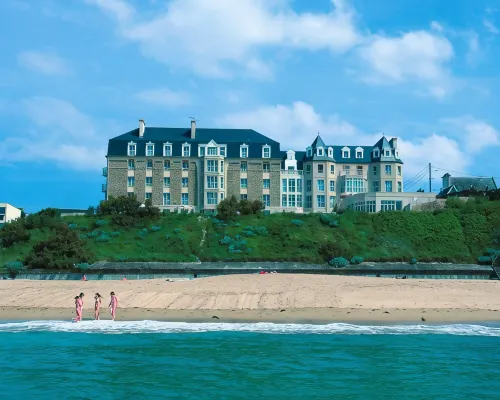 Residence Reine Marine Hotels near Parame