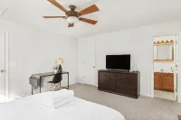 Cozy 5BR house with Hot Tub Private Patio Games Fire Pit in Massanutten - Parvekkeita