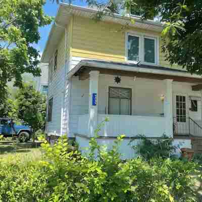Beautifully remodeled house 1 mile from the falls! Hotel Exterior