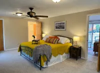 Adorable Downtown Black Mountain Retreat - Steps to Everything