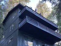 Serene Treetop Getaway- Cozy & Modern Tri-Level Mountain Cabin Ξενοδοχεία στην πόλη Crestline