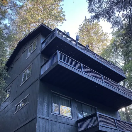 Serene Treetop Getaway- Cozy & Modern Tri-Level Mountain Cabin