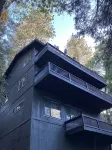 Serene Treetop Getaway- Cozy & Modern Tri-Level Mountain Cabin