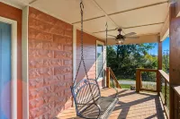 Brown Co, Hot Tub, King Bed, Sleeps 10, Bumper Pool, 5 Smart TVs Firepit, Grill